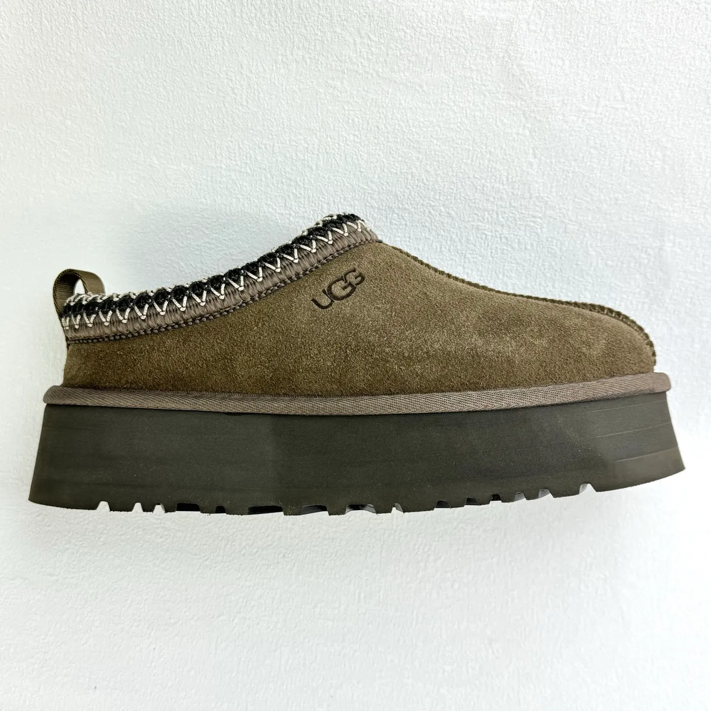 💰400 UGG Tats series thickened model Mule style toe-cap 5CM half slippers Ethnic style autumn and winter snow boots High-quality sheepskin and wool Integrated with high quality Warmth and heat sealing Made of TPU molded suede upper material Embedded with artificial curly wool plush lining and 10mm UGGPURE™ implanted wool lining and removable UGGPURE™ implanted wool insole Lightweight non-slip and comfortable rubber outsole with brand LOGO With complete packaging Official item number: 11225532722 Size: 35 36 37 38 39 40